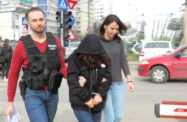 Legisti: Fetita de patru ani ucisa de mama ei a murit inecata. Femeia nu isi poate explica gestul