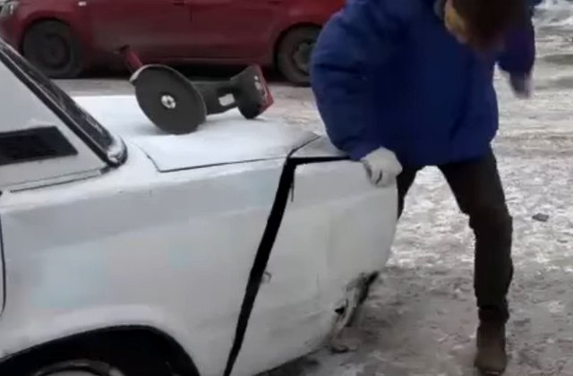 Un sofer rus a taiat masina vecinului pentru a reusi sa intre in parcare/ VIDEO