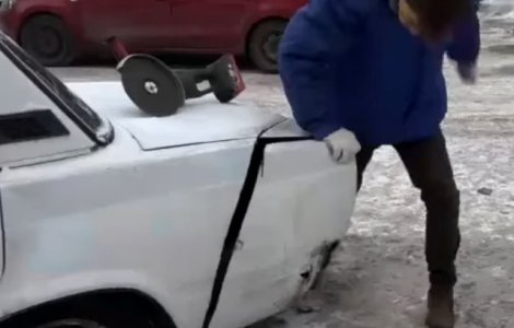 Un sofer rus a taiat masina vecinului pentru a reusi sa intre in parcare/ VIDEO