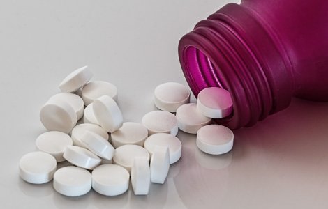 Patru tineri, retinuti pentru ca au incercat sa vanda droguri unui ofiter sub acoperire