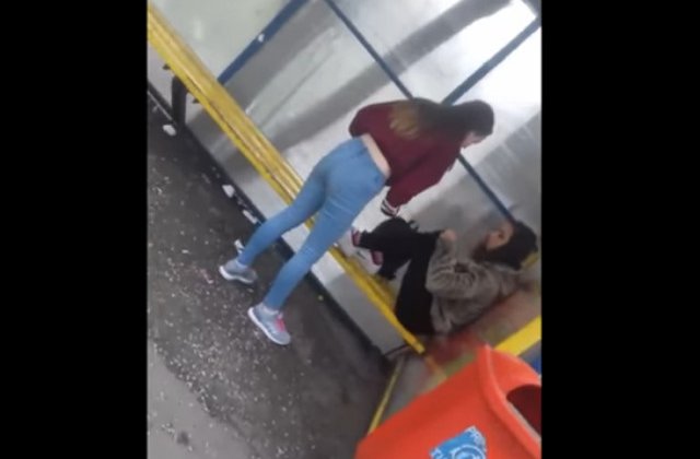 Eleva din Tulcea, batuta de doua adolescente/ VIDEO