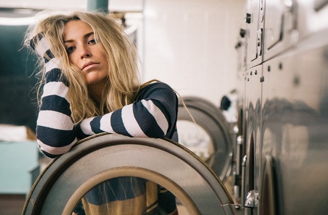 Nu e totul pierdut! 9 trucuri ingenioase pentru a repara hainele care au intrat la apa