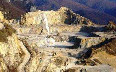 Un angajat al carierei de...