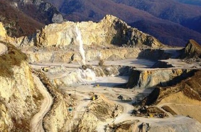 Un angajat al carierei de calcar din Bistrita a murit strivit de un utilaj