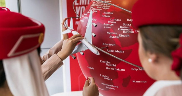 O stewardesa a Emirates Airline a murit dupa ce a cazut din avion