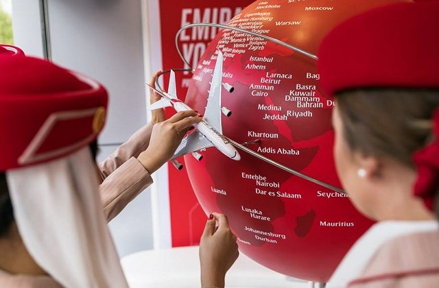 O stewardesa a Emirates Airline a murit dupa ce a cazut din avion