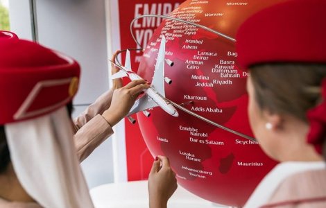 O stewardesa a Emirates Airline a murit dupa ce a cazut din avion