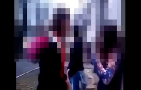 Adolescenta, batuta de doua fete, in centrul Aradului / VIDEO