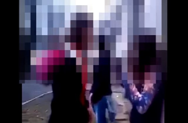 Adolescenta, batuta de doua fete, in centrul Aradului / VIDEO