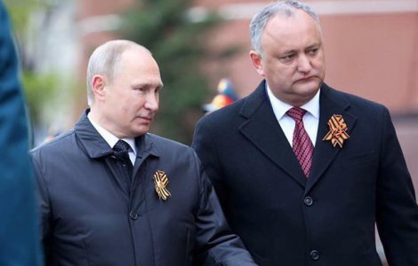 Igor Dodon l-a felicitat "din suflet" pe Vladimir Putin dupa castigarea alegerilor