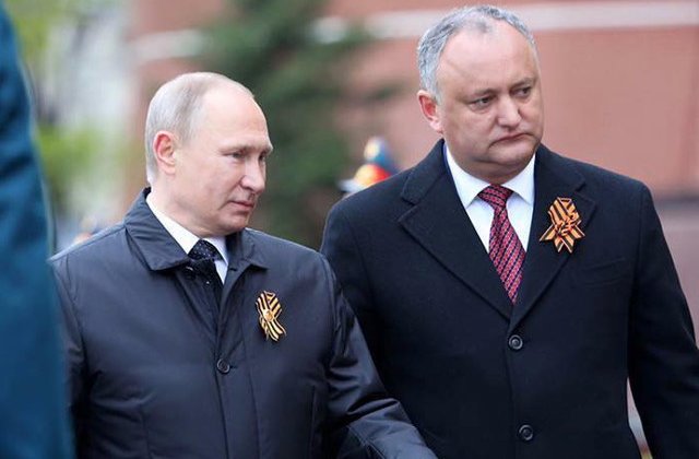 Igor Dodon l-a felicitat "din suflet" pe Vladimir Putin dupa castigarea alegerilor