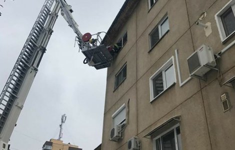 Pompierii au intervenit pentru a salva un copil de un an, ramas incuiat intr-un apartament de la etajul 4