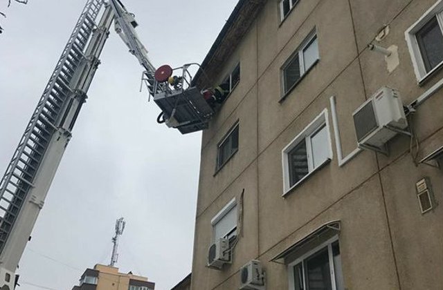 Pompierii au intervenit pentru a salva un copil de un an, ramas incuiat intr-un apartament de la etajul 4