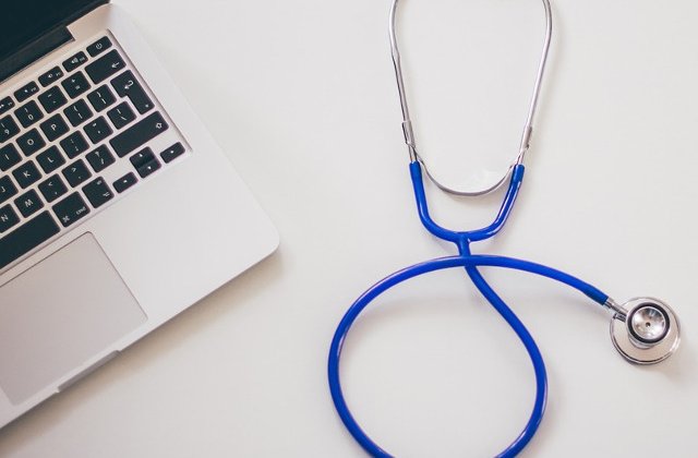 Perchezitii la un chirurg care ar fi cerut bani pacientilor pentru a-i opera