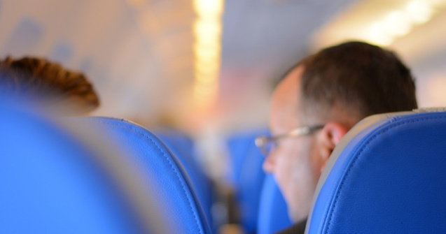 Studiu: In avion, un pasager contagios ii imbolnaveste pe cei situati in imediata sa proximitate