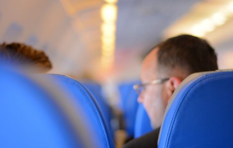 Studiu: In avion, un pasager contagios ii imbolnaveste pe cei situati in imediata sa proximitate