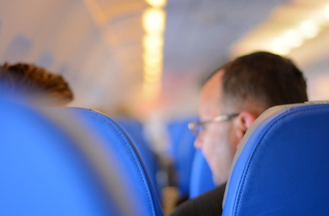 Studiu: In avion, un pasager contagios ii imbolnaveste pe cei situati in imediata sa proximitate