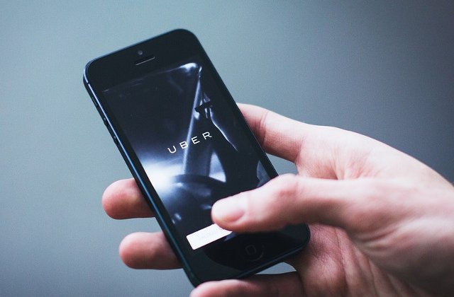 O femeie a murit dupa ce a fost lovita de un vehicul Uber care se conducea singur