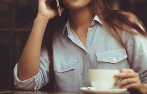 O tanara de 18 ani a murit dupa ce telefonul i-a explodat la ureche