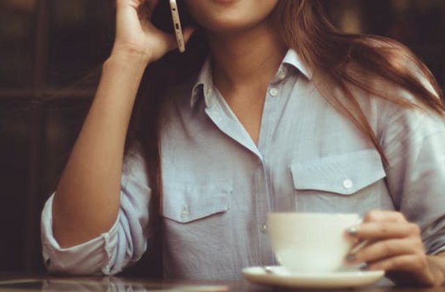 O tanara de 18 ani a murit dupa ce telefonul i-a explodat la ureche