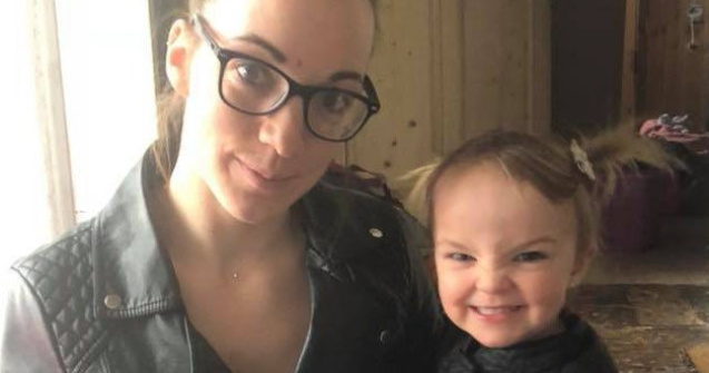 Fetita de doi ani, moarta dupa ce masina in care se afla a plonjat in rau