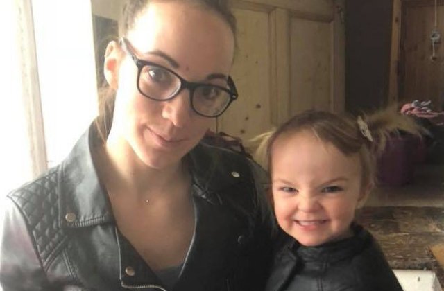 Fetita de doi ani, moarta dupa ce masina in care se afla a plonjat in rau