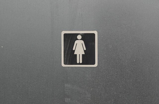 Fetita de 5 ani, moarta dupa ce a cazut in toaleta din curtea scolii