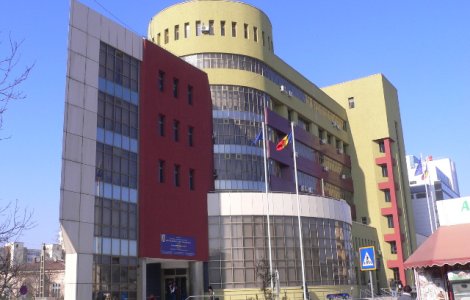 Functionara, prinsa in timp ce lua mita de la un politist local