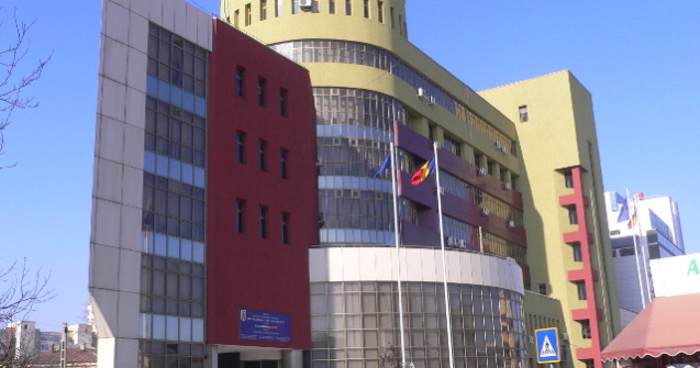 Functionara, prinsa in timp ce lua mita de la un politist local