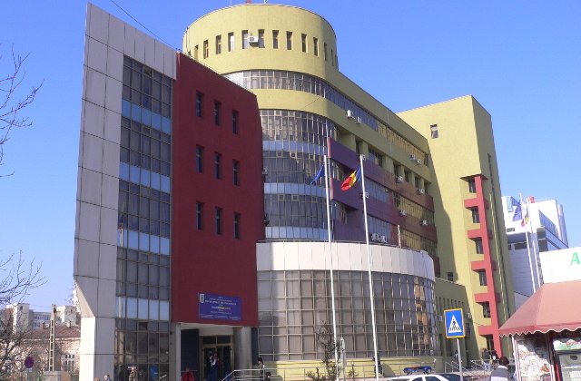 Functionara, prinsa in timp ce lua mita de la un politist local