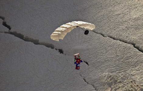 Premiera mondiala: Valery Rozov a sarit de pe Mont Blanc