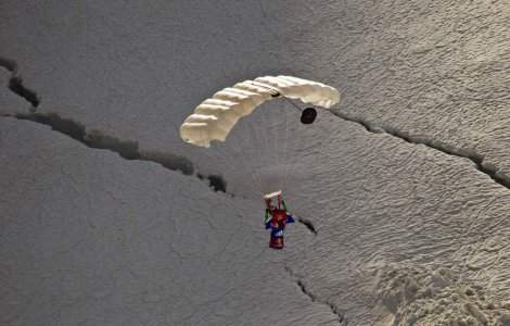 Premiera mondiala: Valery Rozov a sarit de pe Mont Blanc