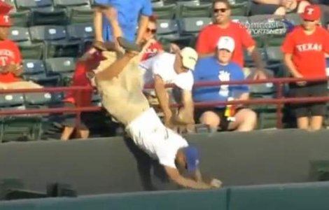 Video  Un fan a murit incercand sa prinda o minge de baseball