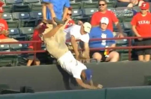 [VIDEO] Un fan a murit incercand sa prinda o minge de baseball