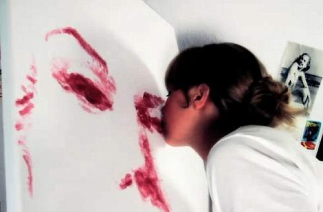 [VIDEO] Picteaza minunat... cu buzele