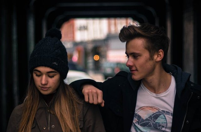 Nu le mai face! 8 gesturi aparent normale care pot parea ciudate pentru ceilalti