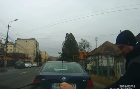 Cluj: Barbat surprins in timp ce indoia stergatoarele masinilor / VIDEO
