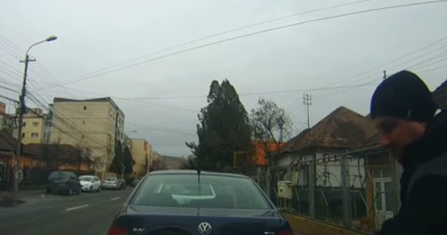 Cluj: Barbat surprins in timp ce indoia stergatoarele masinilor / VIDEO