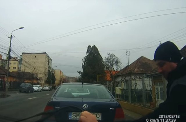 Cluj: Barbat surprins in timp ce indoia stergatoarele masinilor / VIDEO