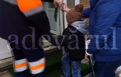 Baietel de 7 ani, batut de concubina tatalui pana a ajuns la Urgente