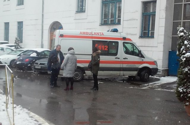 O angajata a Primariei din Timisoara, luata cu salvarea dupa ce a aflat ca i se scade salariul la 5.000 de lei