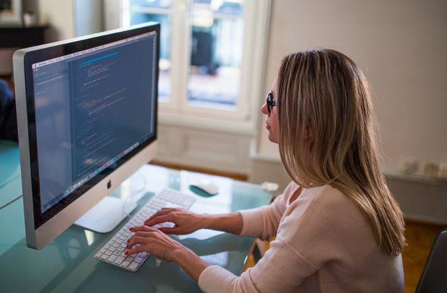 Muncesti prea mult? 5 semne care iti arata ca ar trebui sa iei o pauza imediat