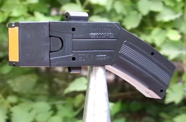 Elev, preluat de jandarmi dupa ce s-a jucat in liceu cu un dispozitiv cu electrosocuri