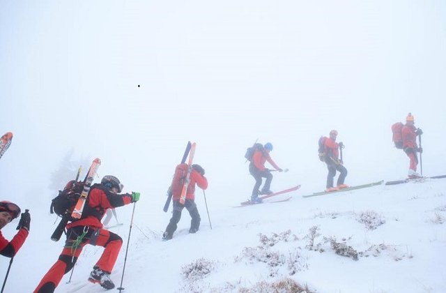 Risc crescut de avalansa, ninsori si vizibilitate scazuta in toate masivele montane