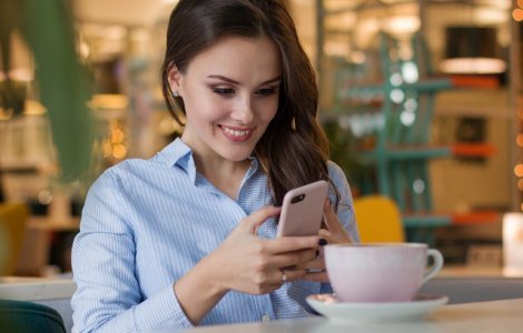 Cercetatorii avertizeaza: Lumina ecranelor smartphone ar putea genera afectiuni oculare