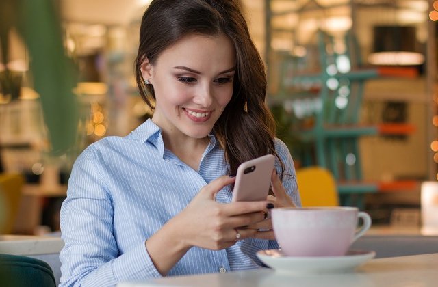 Cercetatorii avertizeaza: Lumina ecranelor smartphone ar putea genera afectiuni oculare