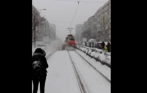 Calatori improscati cu zapada, intr-o statie de RATB, de un tramvai care deszapezea sinele/ VIDEO