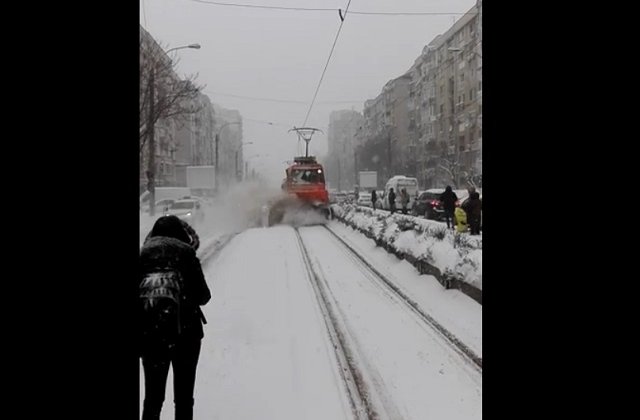 Calatori improscati cu zapada, intr-o statie de RATB, de un tramvai care deszapezea sinele/ VIDEO