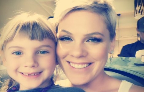 Cantareata Pink si-a amanat un concert, dupa ce toata familia ei s-a imbolnavit