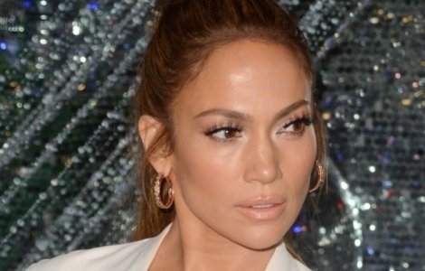  Top  Cum reuseste sa arate Jennifer Lopez atat de bine la 48 de ani?